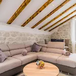 6 Bedroom Gorgeous Home In Slano